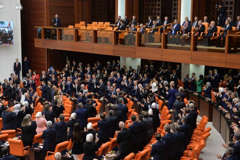TBMMde 28. dönem başladı: Yeni milletvekilleri Mecliste yemin ediyor