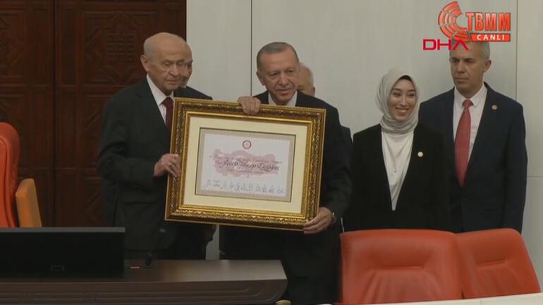 Cumhurbaşkanı Erdoğan, Mecliste yemin etti... Mazbatasını Bahçeliden aldı