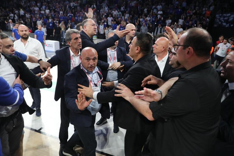 Anadolu Efes-Fenerbahçe Beko maçı sonrası gerginlik Yöneticiden hakeme tepki...
