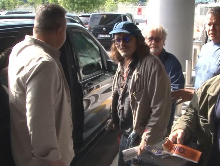 Johnny Depp koltuk değneğiyle geldi