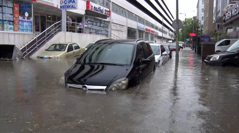 Ankarayı sel vurdu Caddeler göle döndü, araçlar sürüklendi