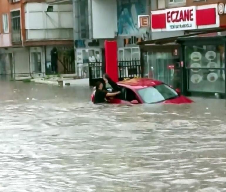 Ankarayı sel vurdu Caddeler göle döndü, araçlar sürüklendi