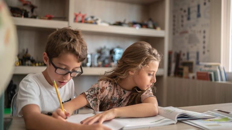 BİR SORUDAN FAZLASI | İkizler aynı sınıfta mı yoksa ayrı mı olmalı