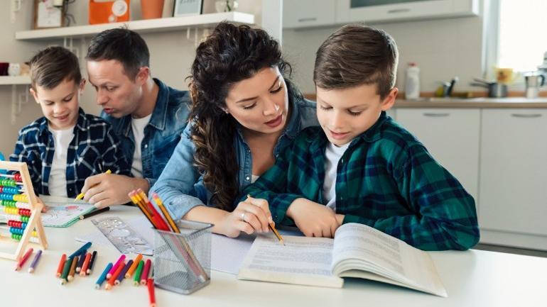 BİR SORUDAN FAZLASI | İkizler aynı sınıfta mı yoksa ayrı mı olmalı