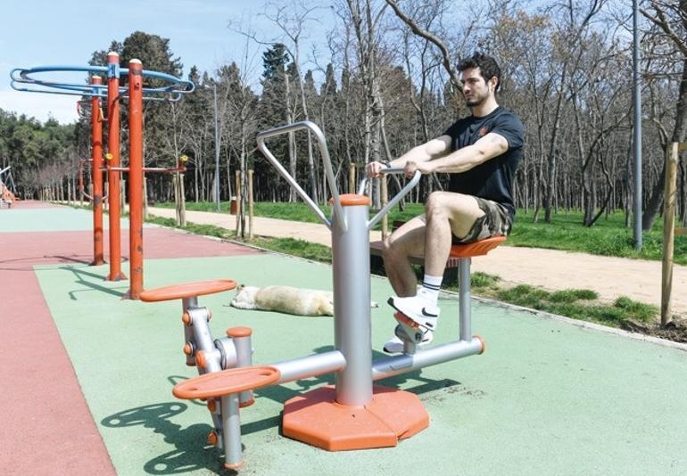 Şimdi sahilde, parkta egzersiz vakti