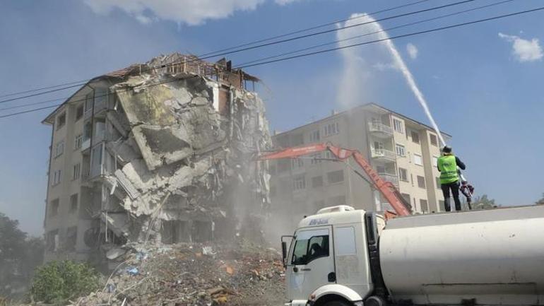 Malatyada ağır hasarlı bina bir taşla yıkıldı Korna sesiyle de yıkılabiliyor