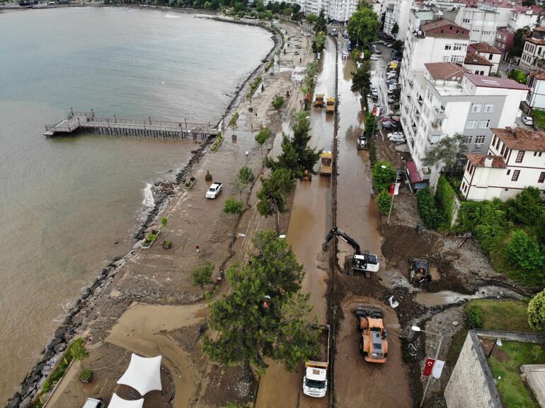 Karadeniz sel felaketi Dereler taştı, yollar göle döndü, evleri su bastı Karadeniz Sahil Yolu trafiğe kapandı