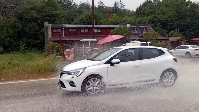 Karadeniz sel felaketi Dereler taştı, yollar göle döndü, evleri su bastı Trafik durma noktasına geldi