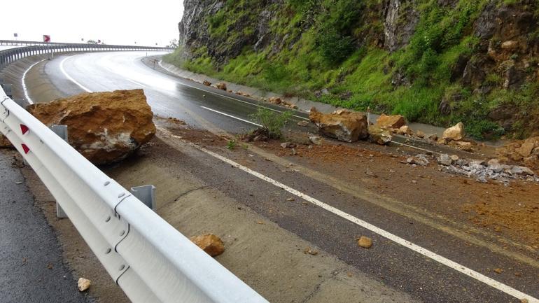 Karadeniz sel felaketi Dereler taştı, yollar göle döndü, evleri su bastı Karadeniz Sahil Yolu trafiğe kapandı