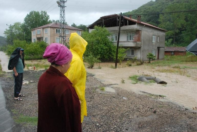 Karadeniz sel felaketi Dereler taştı, yollar göle döndü, evleri su bastı Trafik durma noktasına geldi