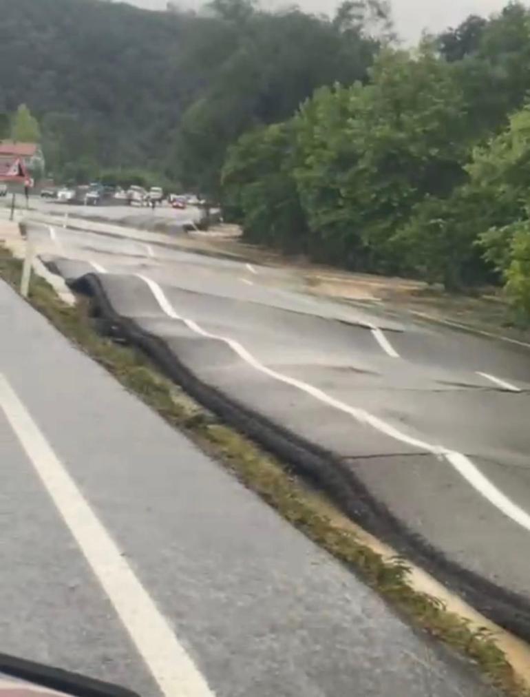 Karadeniz sel felaketi Dereler taştı, yollar göle döndü, evleri su bastı Karadeniz Sahil Yolu trafiğe kapandı