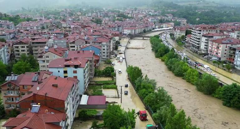 Karadeniz sel felaketi Dereler taştı, yollar göle döndü, evleri su bastı Karadeniz Sahil Yolu trafiğe kapandı
