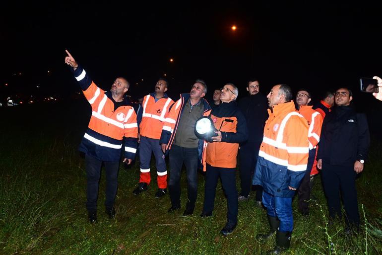 Karadenizi sel vurdu: Dereler taştı, yollar göle döndü... İçişleri Bakanı Yerlikayadan yeni uyarı