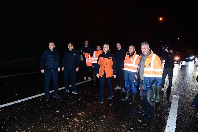Karadenizi sel vurdu: Dereler taştı, yollar göle döndü... İçişleri Bakanı Yerlikayadan yeni uyarı
