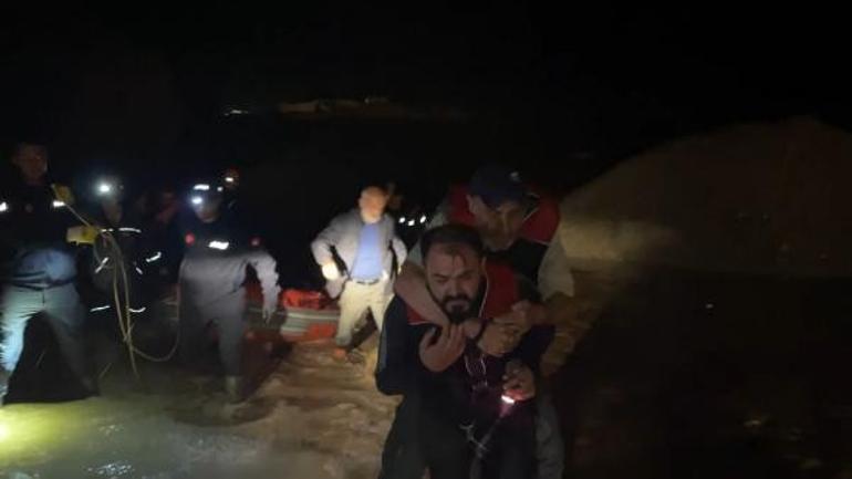 Karadenizi sel vurdu: Dereler taştı, yollar göle döndü... İçişleri Bakanı Yerlikayadan yeni uyarı