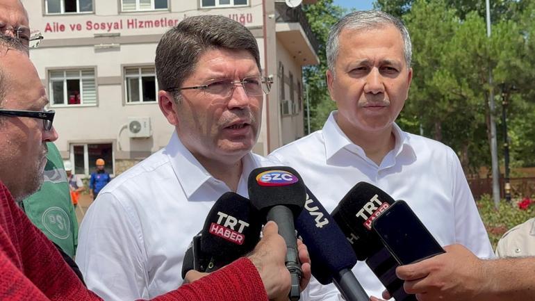 Karadenizi sel vurdu: Dereler taştı, yollar göle döndü... İçişleri Bakanı Yerlikayadan yeni uyarı