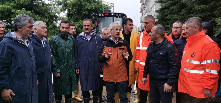 Karadenizi sel vurdu: Dereler taştı, yollar göle döndü... İçişleri Bakanı Yerlikayadan yeni uyarı