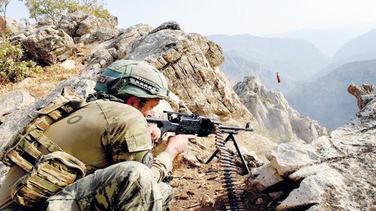 Dönemin Genelkurmay Başkanı Org. Akar alnına silah dayandığı ihanet gecesinin en çarpıcı anını anlattı: ‘Sık ulan şerefsiz’