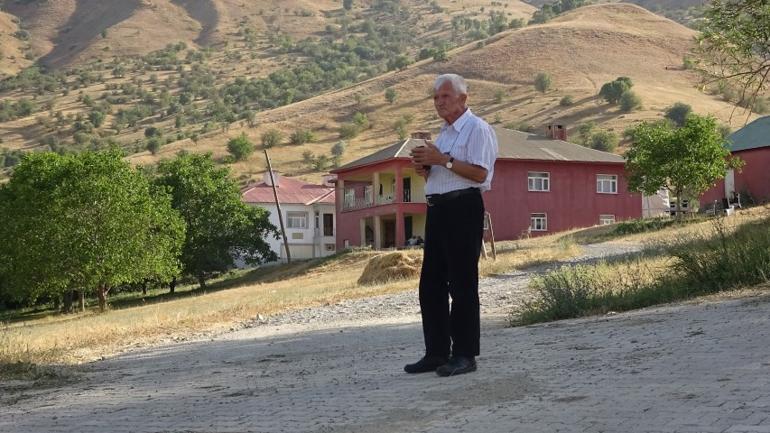 Zeki öğretmen, yarım asır sonra görev yaptığı köy okulunda öğrencileriyle buluştu