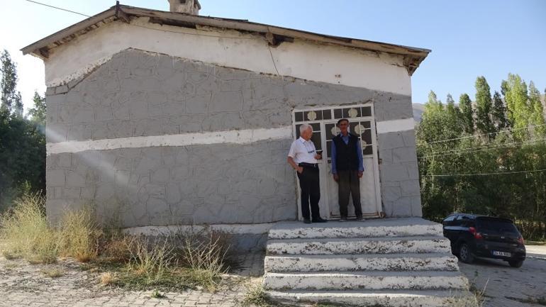 Zeki öğretmen, yarım asır sonra görev yaptığı köy okulunda öğrencileriyle buluştu