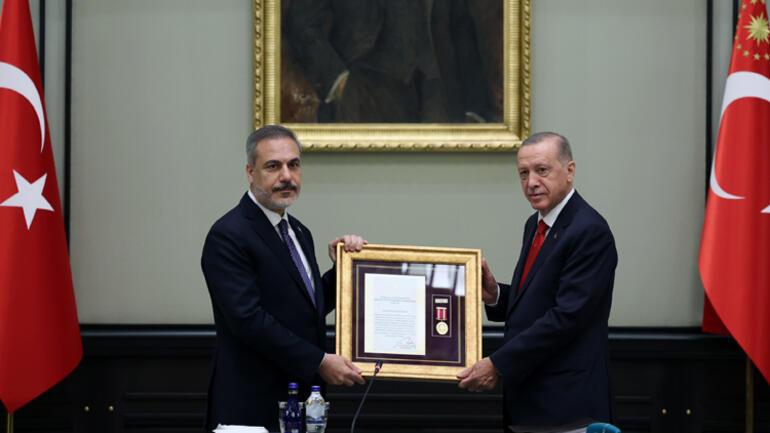 Cumhurbaşkanı Erdoğandan Hakan Fidana üstün hizmet madalyası