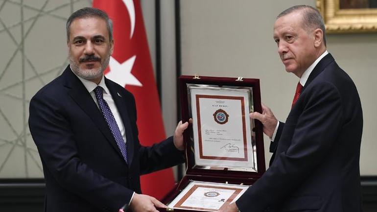 Cumhurbaşkanı Erdoğandan Hakan Fidana üstün hizmet madalyası
