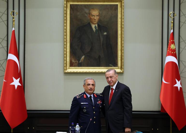 MGKda duygu dolu anlar... Emekliye ayrılan komutan Musa Avseverden Cumhurbaşkanı Erdoğana teşekkür