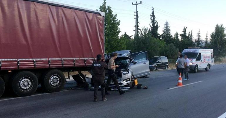 Şarkıcı Tan Taşçı trafik kazası geçirdi