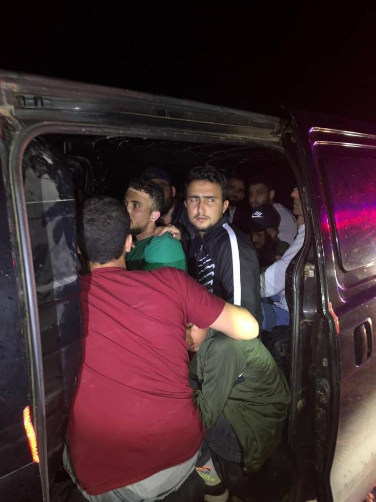 Edirne’de göçmen kaçakçısı ve 22 göçmen yakalandı