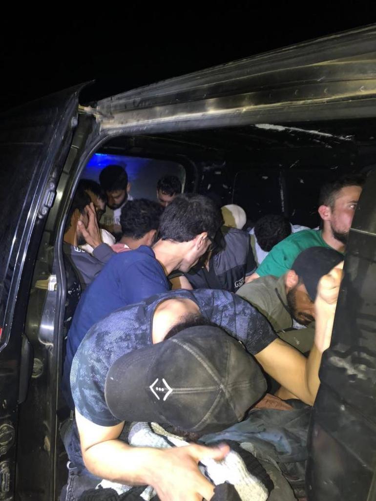 Edirne’de göçmen kaçakçısı ve 22 göçmen yakalandı
