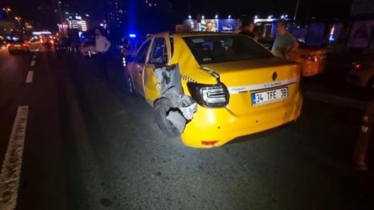Beşiktaşta trafik kazası Taksiye çarpan araç takla attı