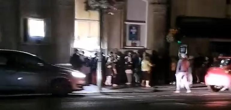 ATMler teknik arıza nedeni ile para dağıtmaya başladı Binlerce kişi kuyruk oldu, olaya polis müdahale etti...