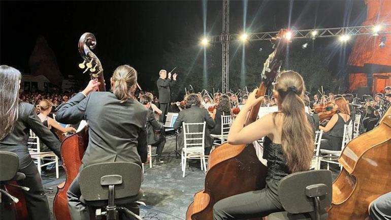 Kapadokya’da 140 kişilik koro muhteşem bir konser verdi: 100’üncü yıl şovu