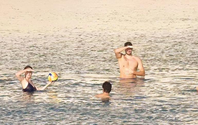 İrem Sak ile Furkan Korkmaz Çeşme'de... Denizde romantizm - Magazin  Haberleri