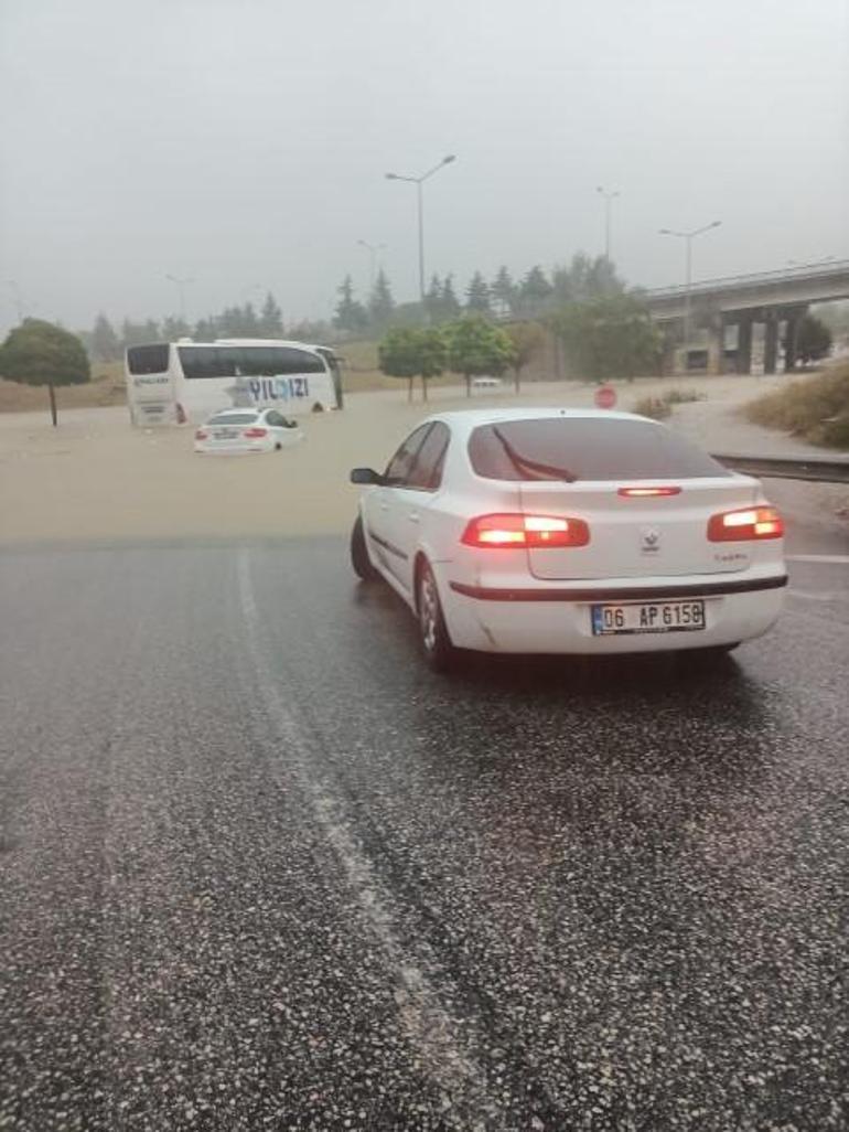 Samsunda yollar göle döndü; ev ve iş yerlerini su bastı... Otobüs ve tramvay seferleri iptal edildi