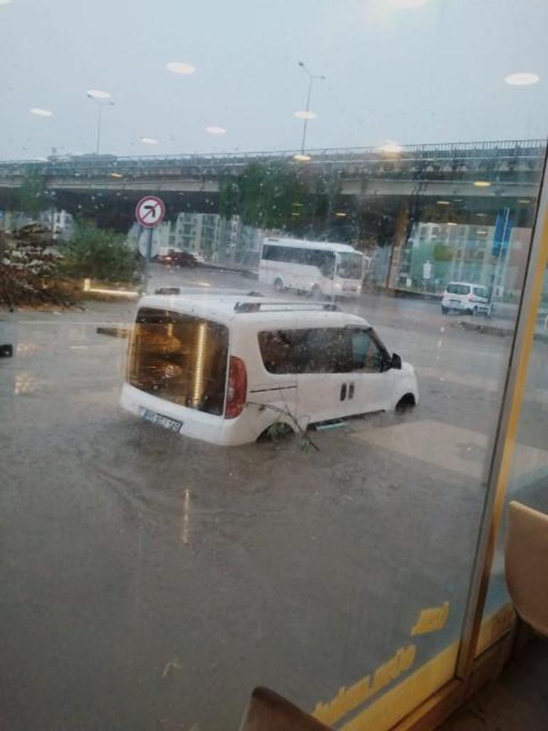 Samsunda yollar göle döndü; ev ve iş yerlerini su bastı... Otobüs ve tramvay seferleri iptal edildi