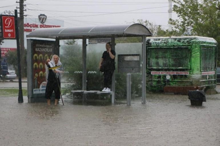 Samsunda yollar göle döndü; ev ve iş yerlerini su bastı... Otobüs ve tramvay seferleri iptal edildi