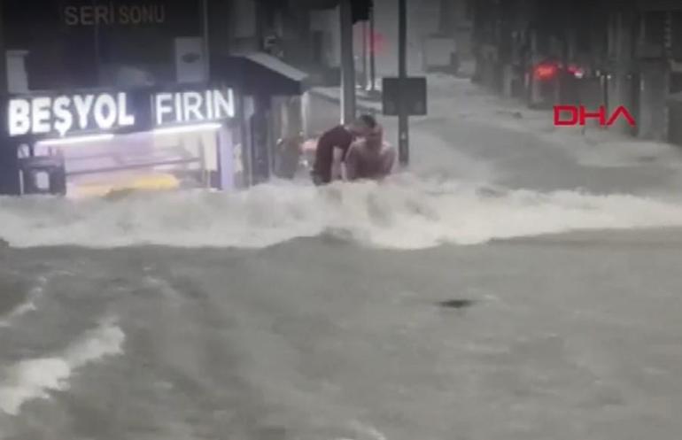 Samsunda yollar göle döndü; ev ve iş yerlerini su bastı... Otobüs ve tramvay seferleri iptal edildi