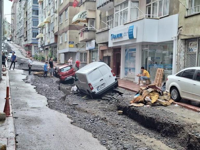 Samsunda yollar göle döndü; ev ve iş yerlerini su bastı... Otobüs ve tramvay seferleri iptal edildi