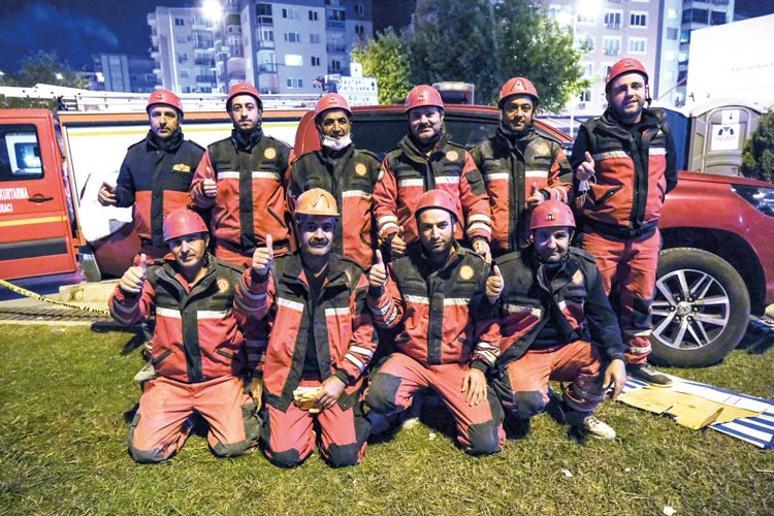 Son Dakika Haberler: İzmir depremi... Türkiye günlerdir onları konuşuyor: Kim bu kahramanlar