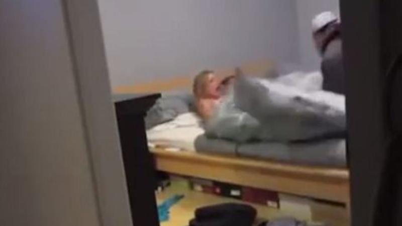 Karisini Yatakta Basan Adamin Cinnet Ani Kamerada