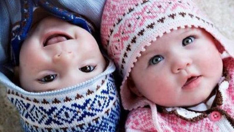Neden erkeklere mavi kızlara pembe renkli kıyafetler giydirilir ?