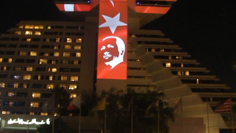 Katar'da Türk bayraklı kutlama