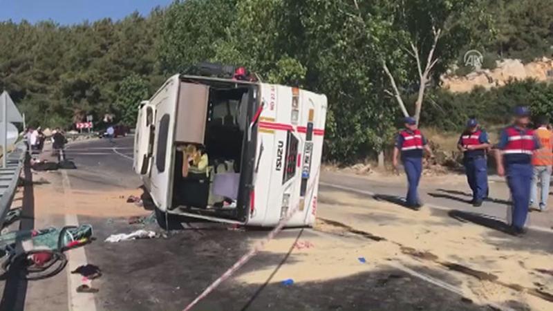 Mersin'de tarım işçilerini taşıyan minibüs devrildi