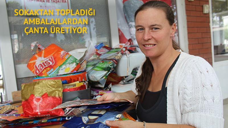 Sokaktan topladığı ambalajlardan çanta üretiyor