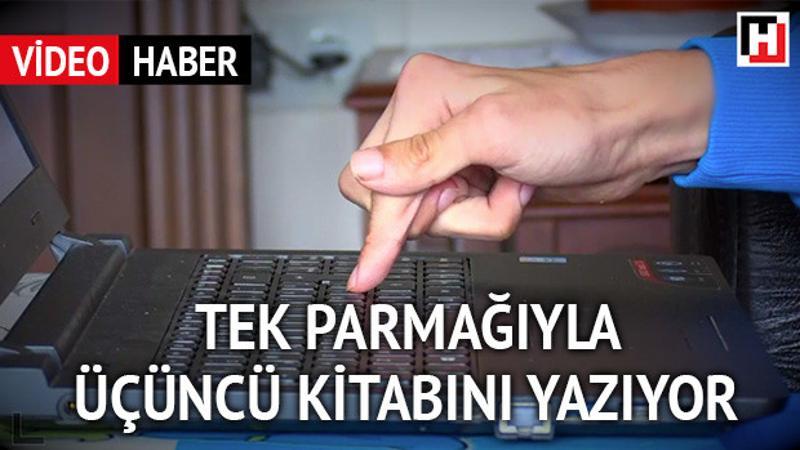 Tek parmağıyla üçüncü kitabını yazıyor
