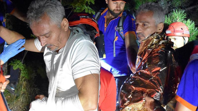 Uludağ'da yaralanan arkadaşına yapraklardan "yorgan" yapmış