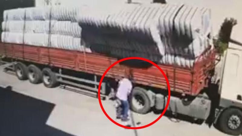 Tırın dorsesinden işçinin üzerine pamuk balyaları böyle düştü