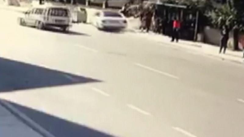 Pendik'te otomobil durağa daldı