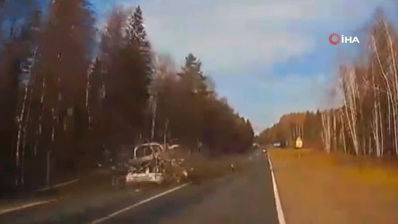 Rusya'da devrilen ağaç otomobili parçaladı